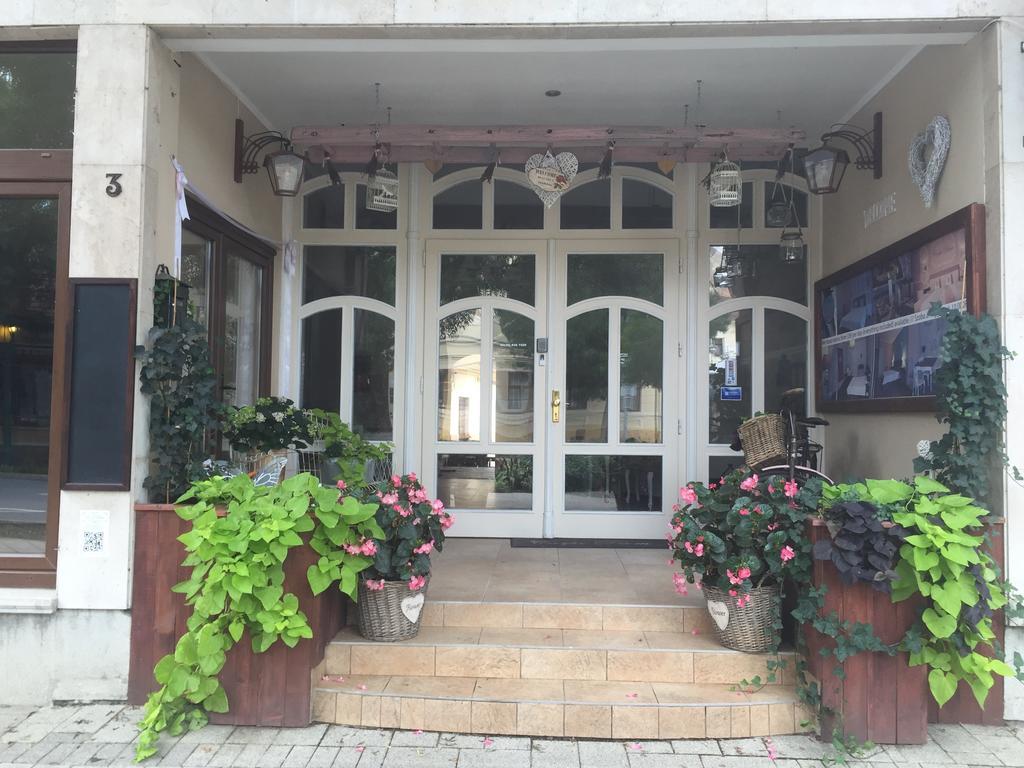 Guest House Romantika Panzio Gyula Eksteriør billede