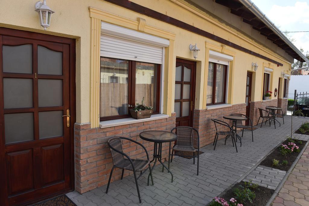 Guest House Romantika Panzio Gyula Eksteriør billede
